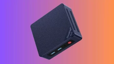 Mini PC Beelink Mini S12 Pro sobre escritorio moderno