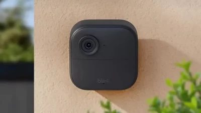 Cámara Blink Outdoor 4 instalada en una pared exterior