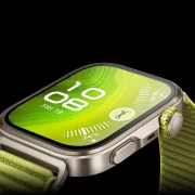 Huawei Watch Fit 4 Pro con fondo negro y pantalla con imagen verde