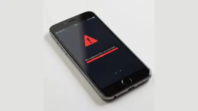 Un smartphone sobre una mesa mostrando en su pantalla el mensaje de error 'No registrado en la red'.