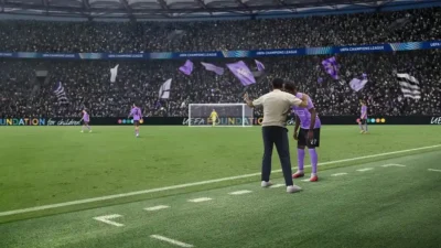 Portátil con el logo de Football Manager y una pizarra táctica junto a un balón para jugar Football Manager 27 gratis