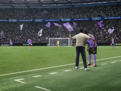 Portátil con el logo de Football Manager y una pizarra táctica junto a un balón para jugar Football Manager 27 gratis