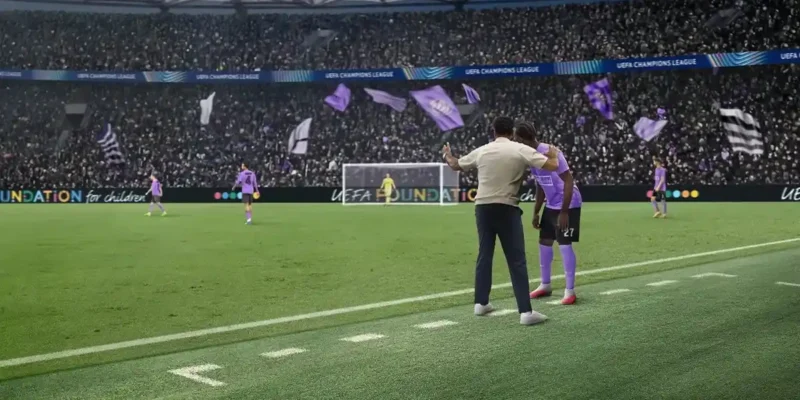 Portátil con el logo de Football Manager y una pizarra táctica junto a un balón para jugar Football Manager 27 gratis