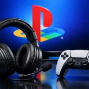 Auriculares gaming PS5 sobre una superficie brillante junto a un mando y el logotipo de PlayStation en una pantalla