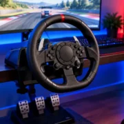 Volante de carreras con pedales anclado a un escritorio gaming para jugar en PC