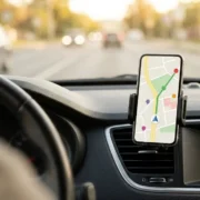 Móvil con navegación GPS en un soporte de rejilla dentro de un coche